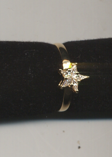 Beautiful 18 Kt Gold  Natural Diamond Ring